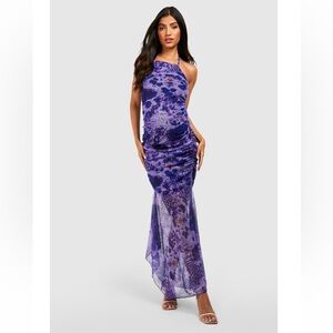 Boohoo MATERNITY BOLD ABSTRACT MESH
FLARE HEM HALTER MIDI DRESS